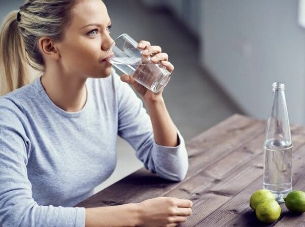 apakah minum air hangat bisa menurunkan berat badan